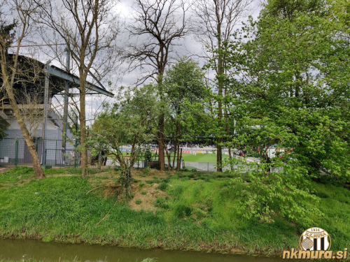 Pogled za severno tribuno v smeri igrišča. Pogled za severno tribuno v smeri igrišča.