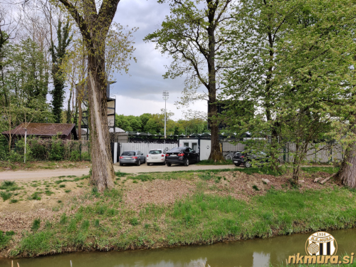 Vhod pri severni tribuni. Vhod pri severni tribuni.