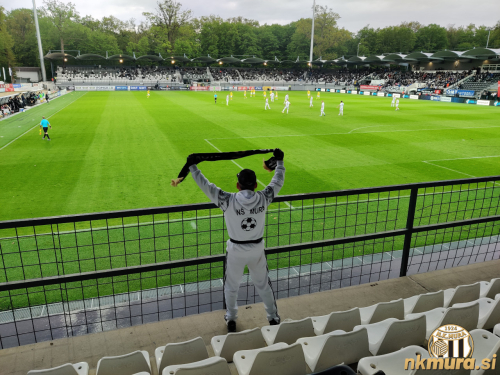 Navijač na severni tribuni. Navijač na severni tribuni.