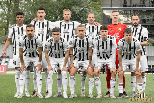 Začetna enajsterica. Stojijo od leve: Morris, Daku, Balažic, Maruško, Mihelak, Kous. Čepijo: Sadriu, Klepač, Brkić, Tripi in Kuzmić.