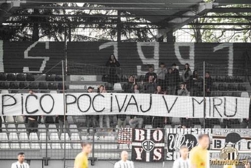 Black Gringosi so se v 74. minuti spomnili na preminulega Black Grongosa Štefana Gomboca Pičoja.