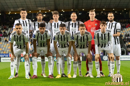 Stojijo od leve: Mirlind Daku, Lazar Zličić, Kai Cipot, Matic Maruško, Klemen Mihelak, Žiga Kous. Čepijo od leve: Leard Sadriu, Darick Kobie Morris, Mihael Klepač, Amar Beganović in Filippo Tripi. Stojijo od leve: Mirlind Daku, Lazar Zličić, Kai Cipot, Matic Maruško, Klemen Mihelak, Žiga Kous. Čepijo od leve: Leard Sadriu, Darick Kobie Morris, Mihael Klepač, Amar Beganović in Filippo Tripi.