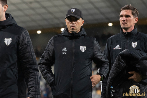 Glavni trener Dejan grabić in trener vratarjev Aleš Luk. Glavni trener Dejan grabić in trener vratarjev Aleš Luk.