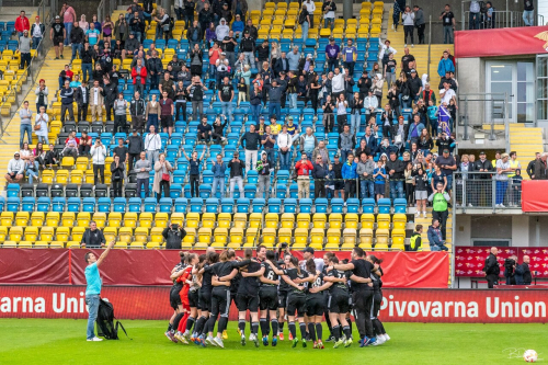Veselje po koncu tekme. Veselje po koncu tekme.