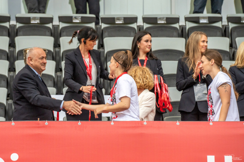 Predsednik NZS Radenko Mijatović čestita murašicam za osvojeni pokalni naslov. Predsednik NZS Radenko Mijatović čestita murašicam za osvojeni pokalni naslov.