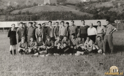 Nogometaši Sobote in Nafte na turnirju v počastitev Dneva rudarjev, 4. julija 1957. Sobota je v svetlejših dresih. Nogometaši Sobote in Nafte na turnirju v počastitev Dneva rudarjev, 4. julija 1957. Sobota je v svetlejših dresih.