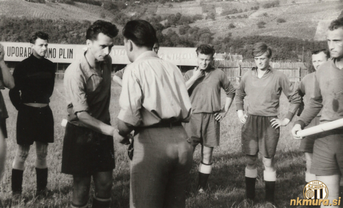 Podeljevanje priznanj na turnirju v počastitev Dneva rudarjev, 4. julija 1957. Levo je vratar Sobote Alojz Zach. Podeljevanje priznanj na turnirju v počastitev Dneva rudarjev, 4. julija 1957. Levo je vratar Sobote Alojz Zach.