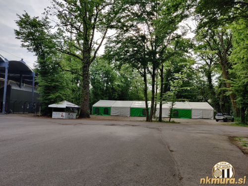 Murina nouč 2023 bo potekala v dveh šotorih pred glavnim vhodom. Drugi še ni postavljen, zato fotografija ne prikazuje končnega izgleda prizorišča.