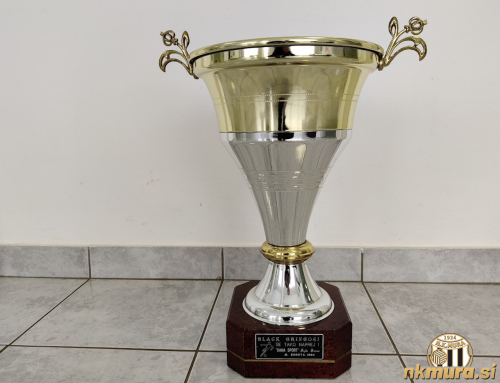 Pokal, ki ga je prejela navijaška skupina Black Gringos na Murini noči leta 1994. Hrani ga Aleš Ščančar.