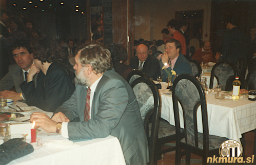 Murina noč leta 1992. Skrajno levo je takratni trener Mure Bojan Prašnikar. Na sosednji mizi je s cigareto v roki direktor Ervin Kerčmar.