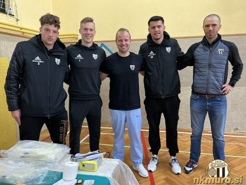 Kai Cipot, Klemen Mihelak, Mirlind Daku in trener Dejan Grabić z medicinskim osebjem krvodajalske akcije. Kai Cipot, Klemen Mihelak, Mirlind Daku in trener Dejan Grabić z medicinskim osebjem krvodajalske akcije.