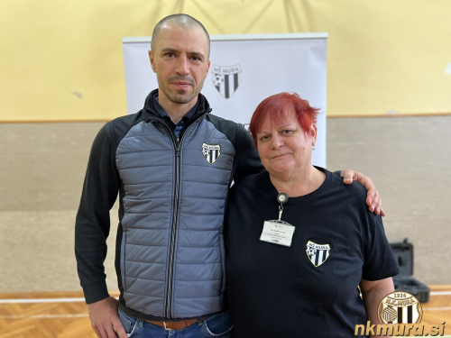 Dejan Grabić z medicinskim osebjem. Dejan Grabić z medicinskim osebjem.