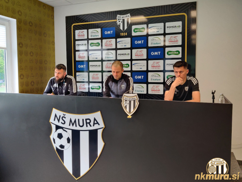 Mirlind Daku na svoji zadnji tiskovni konferenci na Fazaneriji. Od leve: Smiljan Kuhar (predstavnik za medije), Dejan Grabić (trener) in Mirlind Daku.