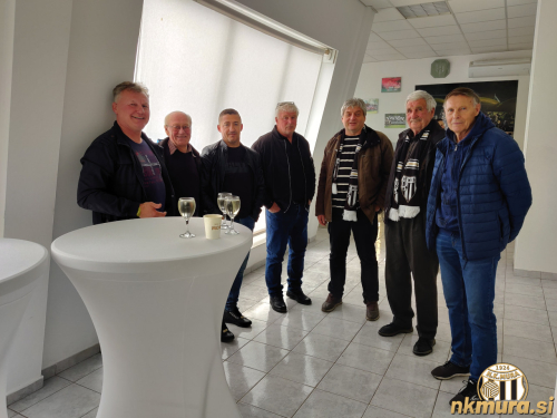Po koncu tekme v klubskih prostorih. Od leve: Cifer, Jandl, Kokol, Mertuk, Černjavič, Glažar in Cirkvenčić. Po koncu tekme v klubskih prostorih. Od leve: Cifer, Jandl, Kokol, Mertuk, Černjavič, Glažar in Cirkvenčić.