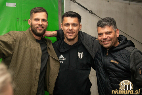 Mirlind Daku (v sredini) z navijači.