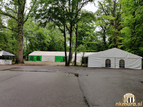 Murina nouč je potekala v dveh šotorih pred glavnih vhodom.