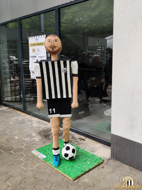 Pred glavnim vhodom na stadion je bila skulptura Žige Kousa, ki so jo izdelali v vrtcu Romano na Pušči.