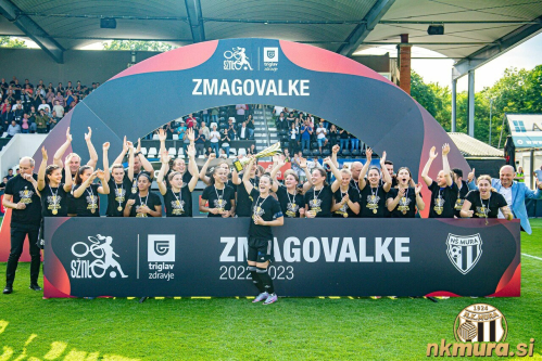 Kapetanka Špela Kolbl dviguje pokal za naslov državnih prvakinj. Kapetanka Špela Kolbl dviguje pokal za naslov državnih prvakinj.