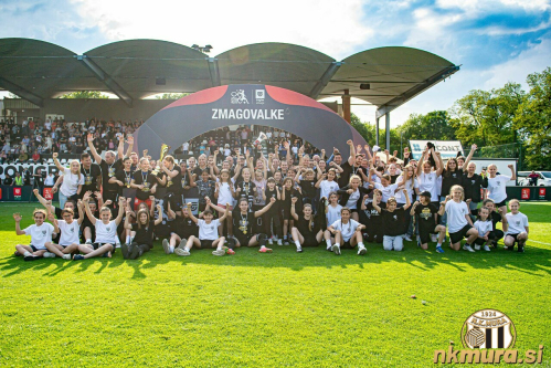 Skupinska fotografija mladih murašic in članic ob podelitvi pokala za naslov državnih prvakinj v sezoni 2022/23. Skupinska fotografija mladih murašic in članic ob podelitvi pokala za naslov državnih prvakinj v sezoni 2022/23.