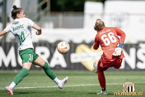 Vratarka Iva Kocijan in Sara Makovec. Vratarka Iva Kocijan in Sara Makovec.