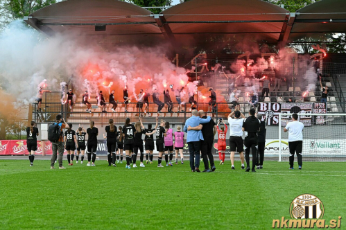 Igralke so zmago proslavile tudi z Black Gringosi, ki so navijali skozi celotno tekmo. Igralke so zmago proslavile tudi z Black Gringosi, ki so navijali skozi celotno tekmo.