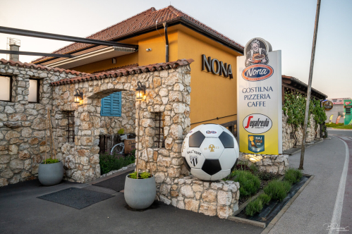 Gostilna Nona v Murski Soboti se nahaja na koncu Lendavske ulice nasproti Molove in OMV-jeve črpalke. Gostilna Nona v Murski Soboti se nahaja na koncu Lendavske ulice nasproti Molove in OMV-jeve črpalke.