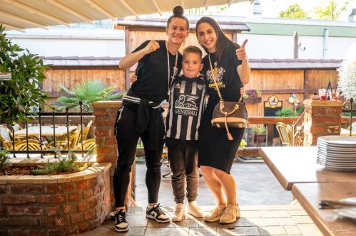 Špela Kolbl (levo) z oboževalci. Špela Kolbl (levo) z oboževalci.