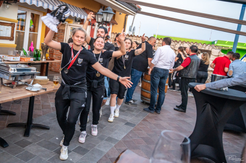 Murašice na terasi gostilne in picerije Nona. V ospredju je Lara Klopčič, za njo pa Tija Šoštarič Karič. Murašice na terasi gostilne in picerije Nona. V ospredju je Lara Klopčič, za njo pa Tija Šoštarič Karič.