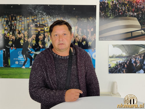 Adamo Baranja v klubskih prostorih. Adamo Baranja v klubskih prostorih.