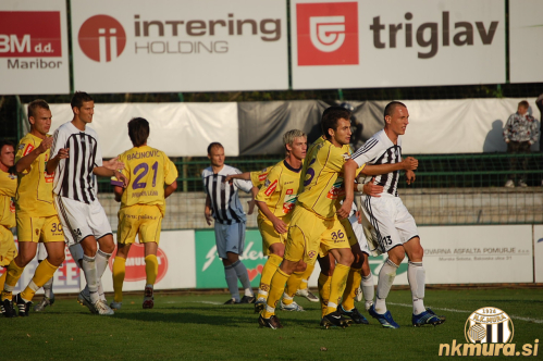 Goran Ristić (skrajno desno) na tekmi Mura 05 : Maribor.  Zaustaviti ga skuša Aleš Majer. Tekma je bila odigrana 17. septembra 2008. Goran Ristić (skrajno desno) na tekmi Mura 05 : Maribor.  Zaustaviti ga skuša Aleš Majer. Tekma je bila odigrana 17. septembra 2008.
