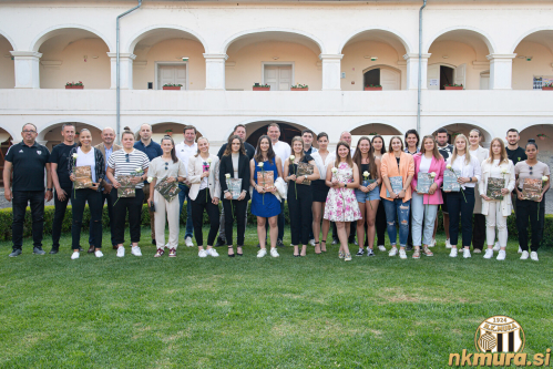 Sprejem murašic v dvorcu Rakičan. Stojijo od leve: Prelec (UO), Kegelj (poslovni direktor), Thalita Ellen, Fekonja (predstavnik sponzorja Nona), Rozmarič, Škerlak (tehnični vodja, Kolbl, Cigut (UO), Kocijan, Horvat, Kuzmič (predsednik), Korošec, Anželj (župan MOMS), Rakovec, dr. Gomboc (podžupan MOMS), L. Kos, Šoštarič Karič, Horvat (UO), Eferl, Hofman, Sok, E. Kos, Hrga, Voroš (trener vratark), Dolinar, Cvetkovič, Curman, Müller (fizioterapevt), De Jesus Matos. Sprejem murašic v dvorcu Rakičan. Stojijo od leve: Prelec (UO), Kegelj (poslovni direktor), Thalita Ellen, Fekonja (predstavnik sponzorja Nona), Rozmarič, Škerlak (tehnični vodja, Kolbl, Cigut (UO), Kocijan, Horvat, Kuzmič (predsednik), Korošec, Anželj (župan MOMS), Rakovec, dr. Gomboc (podžupan MOMS), L. Kos, Šoštarič Karič, Horvat (UO), Eferl, Hofman, Sok, E. Kos, Hrga, Voroš (trener vratark), Dolinar, Cvetkovič, Curman, Müller (fizioterapevt), De Jesus Matos.