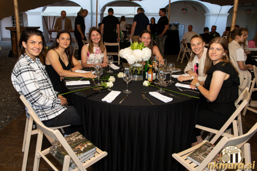 Od leve: Evelina Kos, Neli Hofman, Tija Šoštarič Karič, Anja Eferl, Iva Kocijan in Živa Rakovec. Od leve: Evelina Kos, Neli Hofman, Tija Šoštarič Karič, Anja Eferl, Iva Kocijan in Živa Rakovec.