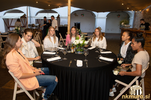 Od leve: Ines Sok, Asja Cvetkovič, Lea Dolinar, Neža Hrga, Lana Curman, Silva Bomfim Thalita Ellen in De Jesus Matos Josilene. Od leve: Ines Sok, Asja Cvetkovič, Lea Dolinar, Neža Hrga, Lana Curman, Silva Bomfim Thalita Ellen in De Jesus Matos Josilene.