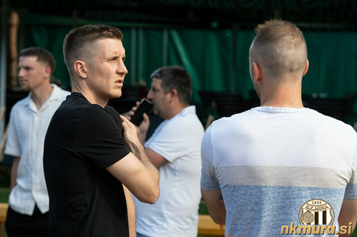 Gaber Dobrovoljc in Matic Maruško v pogovoru. Gaber Dobrovoljc in Matic Maruško v pogovoru.