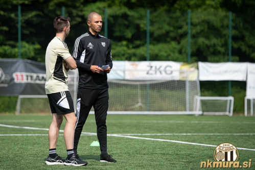 Dejan Grabić v pogovoru s svojim sodelavcem. Dejan Grabić v pogovoru s svojim sodelavcem.