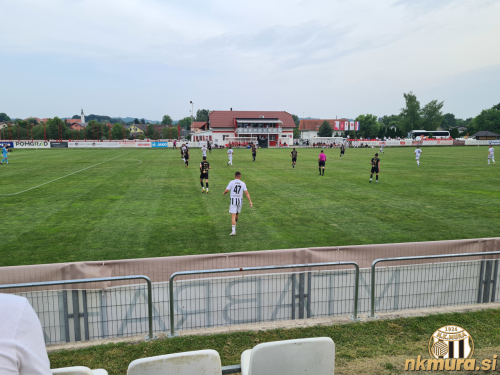 Med tekmo Zrinjski : Mura na stadionu Poleta v Svetem Martinu na Muri. Med tekmo Zrinjski : Mura na stadionu Poleta v Svetem Martinu na Muri.