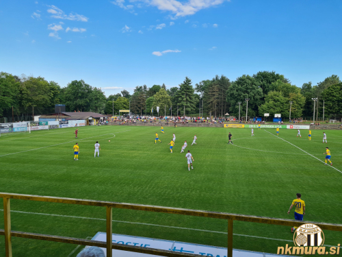 Med tekmo. Pogled je z glavne tribune.