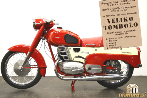 Madžarsko motorno kolo Pannonia 250, ki je bilo glavni dobitek na tomboli Sobote leta 1958. Dobil ga je srečnež iz Brezovec. Fotografija kolesa je simbolična. Madžarsko motorno kolo Pannonia 250, ki je bilo glavni dobitek na tomboli Sobote leta 1958. Dobil ga je srečnež iz Brezovec. Fotografija kolesa je simbolična.