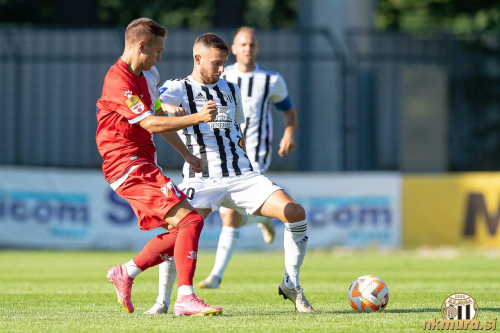 Almin Kurtović in strelec zadetka za Vojvodino Nikola Čumić. Almin Kurtović in strelec zadetka za Vojvodino Nikola Čumić.