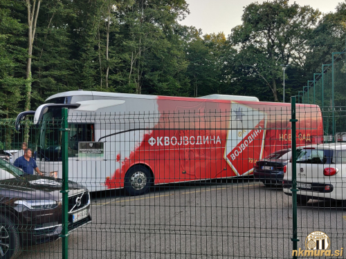 Avtobus FK Vojvodine na parkirišču Fazanerije. Avtobus FK Vojvodine na parkirišču Fazanerije.