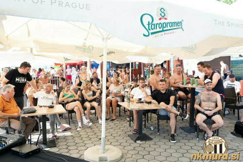 Na čarno-bejli debati so vprašanja postavljali obiskovalci. Na čarno-bejli debati so vprašanja postavljali obiskovalci.