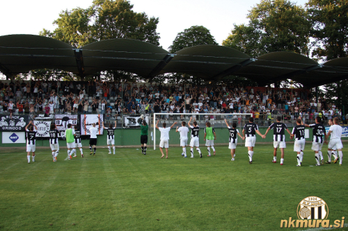 Po koncu tekme je sledil pozdrav severni tribuni.