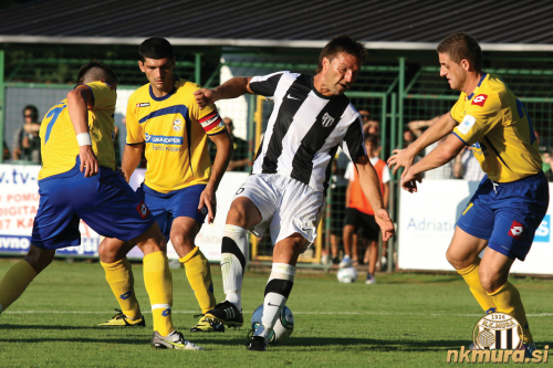 Damjan Ošlaj v primežu igralcev Kopra.