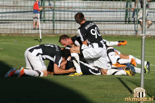 Veselje po doseženem zadetku.