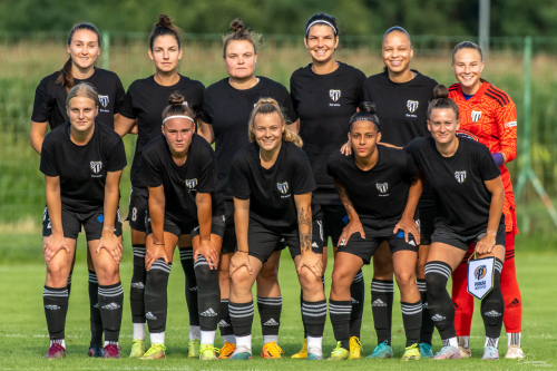Murapice na tekmi proti Puskas Akademiji. Stojijo od leve: Nikolina Plavšić, Lucija Kos, Špela Rozmarič, Evelina Kos, Thalita Ellen Silva Bomfim, Iva Kocijan. Čepijo od leve: Lea Dolinar, Daša Dolenšek, Noelle Vilčnik, Josilene De Jesus Matos, Špela Kolbl. Murapice na tekmi proti Puskas Akademiji. Stojijo od leve: Nikolina Plavšić, Lucija Kos, Špela Rozmarič, Evelina Kos, Thalita Ellen Silva Bomfim, Iva Kocijan. Čepijo od leve: Lea Dolinar, Daša Dolenšek, Noelle Vilčnik, Josilene De Jesus Matos, Špela Kolbl.