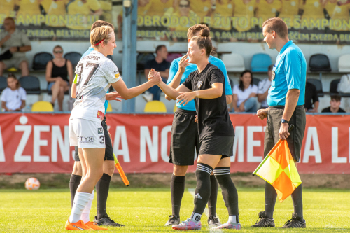 Pozdrav kapetank pred tekmo. Levo Sandra Mayrhofer in desno Špela Kolbl. Pozdrav kapetank pred tekmo. Levo Sandra Mayrhofer in desno Špela Kolbl.