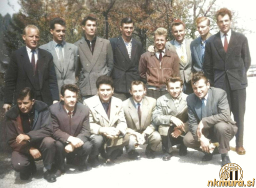 Nogometaši in funkcionarji Sobote na Blejskem otoku na potovanju na tekmo proti Jesenicam 26. aprila 1959. Stojijo od leve: L. Norčič, Babič, Šarotar, Dozet, Sečko, Erjavec, Potočnik in Skalar. Čepijo: Milenković, Zach, Klajnšček, Cvetko (sekretar), Maučec in Đurinek. Fotografija je bila računalniško spremenjena v barvno.