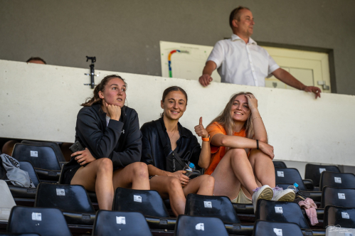 Nove igralke: Nikolina Plavšić, Yana Malakhova in Sara Adam, v ozadju član upravnega odbora Ciril Horvat. Nove igralke: Nikolina Plavšić, Yana Malakhova in Sara Adam, v ozadju član upravnega odbora Ciril Horvat.