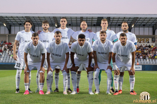 Kai drži se! Sporočilo soigralcev Kaiju. Stojijo od leve: Jovićević, Shabanhaxhaj, Proleta, Maruško, Mihelak, Kous. Čepijo: Šarić, Kurtovič, Morris, Jurišić in Maroša.