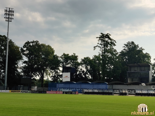 Pogled na vzhodno tribuno namenjeno organiziranim gostujočim navijaškim skupinam. Pogled na vzhodno tribuno namenjeno organiziranim gostujočim navijaškim skupinam.